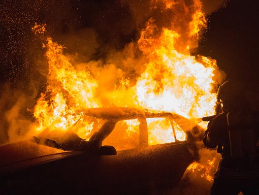 Auto in fiamme protetta da assicurazione casco totale